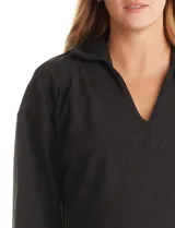 Buzo de punto suave marca Cyrus, color blanco, con cuello solapa y escote en V. Presenta diseño de hombros caídos, mangas 3/4 con puños largos de tejido rib al tono y corte holgado con tajos laterales en el ruedo.