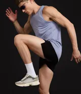Bermuda deportiva de hombre Get Over, modelo running perforada, confeccionada en poliéster de color negro, con cintura elástica y cordón ajustable.