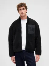 Canguro de polar negro con cierre frontal, cuello alto y bolsillo en el pecho con cierre y logo de la marca bordado.