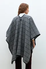 Capa gris con estampado escocés, cuello en V y lazo para atar en la cintura.