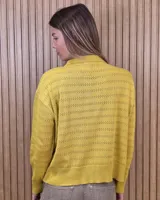 Cardigan de punto a rayas horizontales en tonos beige y tostado, con cuello camisero, cierre frontal de botones y mangas largas.
