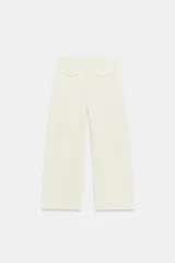 Pantalón de tiro medio y corte ancho, confeccionado en hilatura de algodón, con cintura elástica.