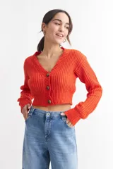 Cardigan tejido color naranja con cuello en V, cierre frontal con botones de madera y mangas largas abullonadas.