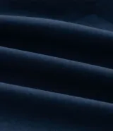 Vestido chemise midi de corte holgado, confeccionado en tricolina color azul marino. Presenta cuello tipo padre, cierre frontal con botones metalizados, mangas cortas y pliegues en la falda. Incluye un cinturón marrón para ajustar a la cintura.