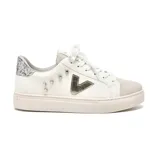 Championes blancos con detalles en gris y logo plateado en forma de V.