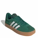 Championes Adidas modelo VL Court 3.0, de diseño urbano con parte superior de gamuza en color verde. Presenta las icónicas tres tiras laterales en color blanco con bordes oscuros, suela vulcanizada de caucho en tono caramelo y cierre con cordones al tono.