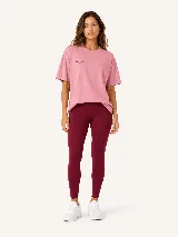 Remera oversize color tostado, con mangas cortas y cuello redondo. Presenta un gran estampado en la espalda con la inscripción "Morning Person Society" y un texto secundario en tipografía más pequeña.