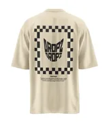 Remera de algodón color beige claro, corte relajado, con un gran estampado gráfico en la espalda que incluye un marco de patrón de damero negro y el logo 'Dropz' intervenido. Debajo del gráfico se lee 'PANTHER' y una frase motivacional sobre el poder y la resiliencia.