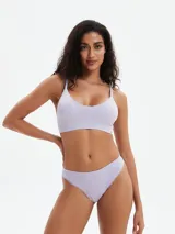 Bombacha tipo colaless de tejido acanalado color lila, con detalles de puntilla en los bordes.