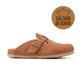 Zueco de cuero color marrón con hebilla dorada ajustable.