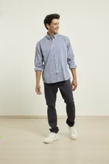 Pantalón de gabardina color verde militar, de corte recto y tiro medio.