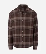 Camisa de manga larga confeccionada en franela de algodón, con cuello bowling y cierre frontal de botones. Presenta un diseño de estampado a cuadros en tonos marrones y beige, con un corte regular tradicional.