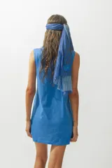 Vestido corto a rayas horizontales marrones y celestes, sin mangas y corte recto.