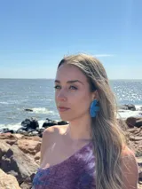 Aros colgantes de acrílico azul con forma abstracta.