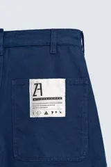 Bermuda cargo de corte relajado confeccionada en tejido de algodón. Presenta bolsillos laterales tipo cargo con solapa, bolsillos frontales y cierre frontal con cremallera y botón. Incluye detalles bordados a tono en la pernera.