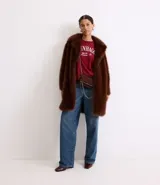 Pantalón baggy de jeans con cintura alta, bolsillos delanteros y traseros y lavado dirty.