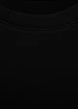 Camiseta de algodón color negro, de manga corta, cuello redondo y corte recto de ajuste regular.