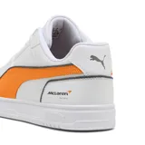 Championes Puma Caven III edición especial McLaren, color blanco con detalles en naranja papaya. Presentan el logo de McLaren Racing en el lateral y la franja característica de Puma en contraste.