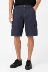 Bermuda cargo de algodón color azul marino, con bolsillos laterales con solapa y cierre de botón y cremallera.