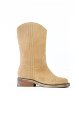 Bota de caña media confeccionada en cuero gamuzado color negro, con costuras a la vista en tono contrastante. Presenta un detalle de cadena metálica plateada con dijes colgantes en forma de llaves y candados alrededor del tobillo. Cuenta con un taco cuadrado de madera y suela de goma.