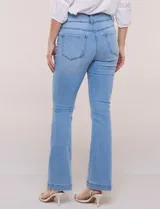 Jean elastizado de tiro alto y pierna semi-oxford, color azul, con diseño clásico de cinco bolsillos y dobladillo en el ruedo. Incluye un cinturón trenzado de cuerina marrón con hebilla metálica dorada.