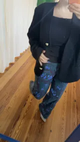 Pantalón de tafeta elastizada con estampado floral en tonos azules, bordó y verde.
