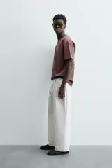 Camiseta color arena de algodón compacto, corte recto, cuello redondo y mangas cortas.