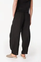 Pantalón de lino italiano color terracota, de corte relajado y fluido con cintura elástica fruncida.