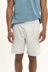 Short de jogging gris con cintura elástica y ruedo desflecado.