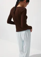 Sweater de punto fino color marrón, de corte recto, con cuello bote y manga larga.
