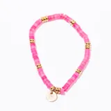 Pulsera elástica compuesta por cuentas planas de piedra rosa intenso, intercaladas con cuentas espaciadoras cilíndricas de metal dorado. Incluye un dije redondo de metal dorado liso.