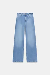 Jeans de tiro alto con diseño wide leg y largo completo. Presenta cinco bolsillos, trabillas en la cintura y cierre frontal con cremallera y botón metálico. Confeccionado en denim con efecto lavado.