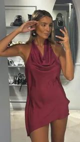 Vestido corto de satén color bordó, con escote drapeado y diseño sin mangas con espalda descubierta.