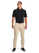 Pantalón Under Armour Drive Tapered para hombre, de corte cónico y color beige, con diseño de frente plano, bolsillos laterales y traseros, ideal para golf o uso casual.