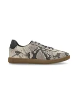 Sneaker acordonado de cuero con estampado de piel de serpiente en tonos off white y negro, detalle en el talón color negro y suela de goma color tostado.