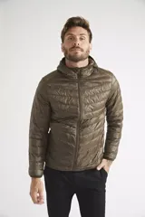Campera de plumas liviana para hombre, color verde oliva, con capucha, cierre frontal completo y logo de la marca estampado en el pecho.