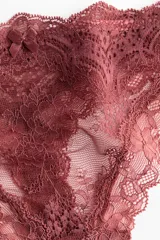 Pack de dos bombachas tipo colaless confeccionadas íntegramente en encaje floral, con detalle de pequeño lazo central en la cintura.
