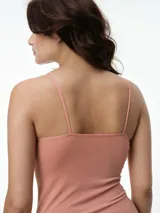 Camiseta de microfibra seamless color negro, con breteles finos y diseño ajustado al cuerpo.
