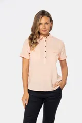 Camisa de lino de manga corta con cuello camisero, cierre frontal de medio botón con botones metálicos personalizados y dos bolsillos en el pecho.