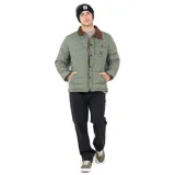 Campera acolchada verde militar con cuello alto y cierre con botones a presión. Tiene un bolsillo con solapa en el pecho y bolsillos laterales. Logo de la marca en etiqueta cosida en el pecho.