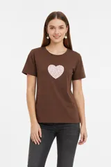 Remera marrón de manga corta y cuello redondo, con aplique frontal en forma de corazón con diseño de lunares.