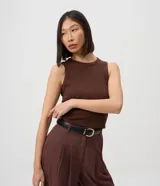 Musculosa de ribana de algodón con elastano, diseño ajustado al cuerpo, cuello redondo alto y sin mangas.