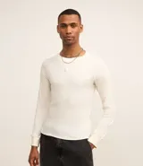 Remera de manga larga confeccionada en tejido rib de algodón, con cuello redondo y ajuste tipo muscle que realza la figura. Presenta un pequeño patch decorativo en el centro del pecho.