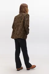 Blazer marrón con estampado abstracto, de corte recto y solapas clásicas.