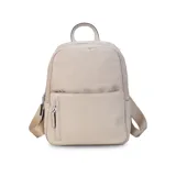 Mochila roja de nylon resistente con detalle en simil cuero. Tiene cierre principal, bolsillo frontal, bolsillo trasero con cierre y bolsillos laterales. Las correas son a tono.