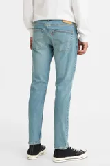 Jean Levi's modelo 512 Slim Taper, de corte ajustado y pierna cónica, en tono azul medio claro con efecto desgastado. Cuenta con cierre de botones y diseño clásico de cinco bolsillos.