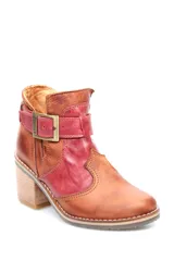 Bota de cuero color beige con hebilla y taco cuadrado.