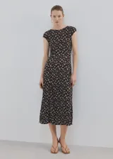 Vestido midi de corte recto con diseño estampado floral en color negro, cuello redondo y manga corta.
