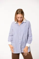 Camisa a rayas verticales rojas y blancas, con cuello y puños blancos.