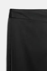 Pantalón flare de tiro alto confeccionado en tejido satinado color negro, con bajo en línea evasé y cierre frontal con cremallera oculta y gancho metálico.